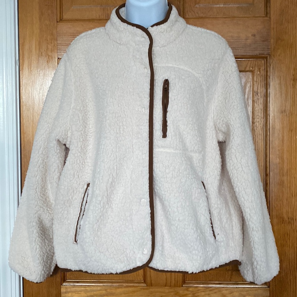 Women’s NWT Universal Thread cream coat size M